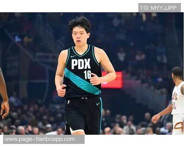 杨瀚森在垃圾时间表现亮眼抢下前场板并送出助攻但默契不足导致失误